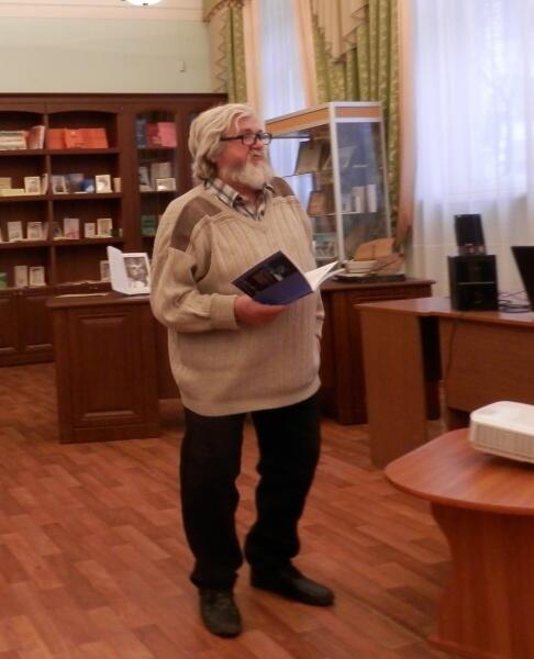 Олег Павлов подарил библиотеке несколько своих книг